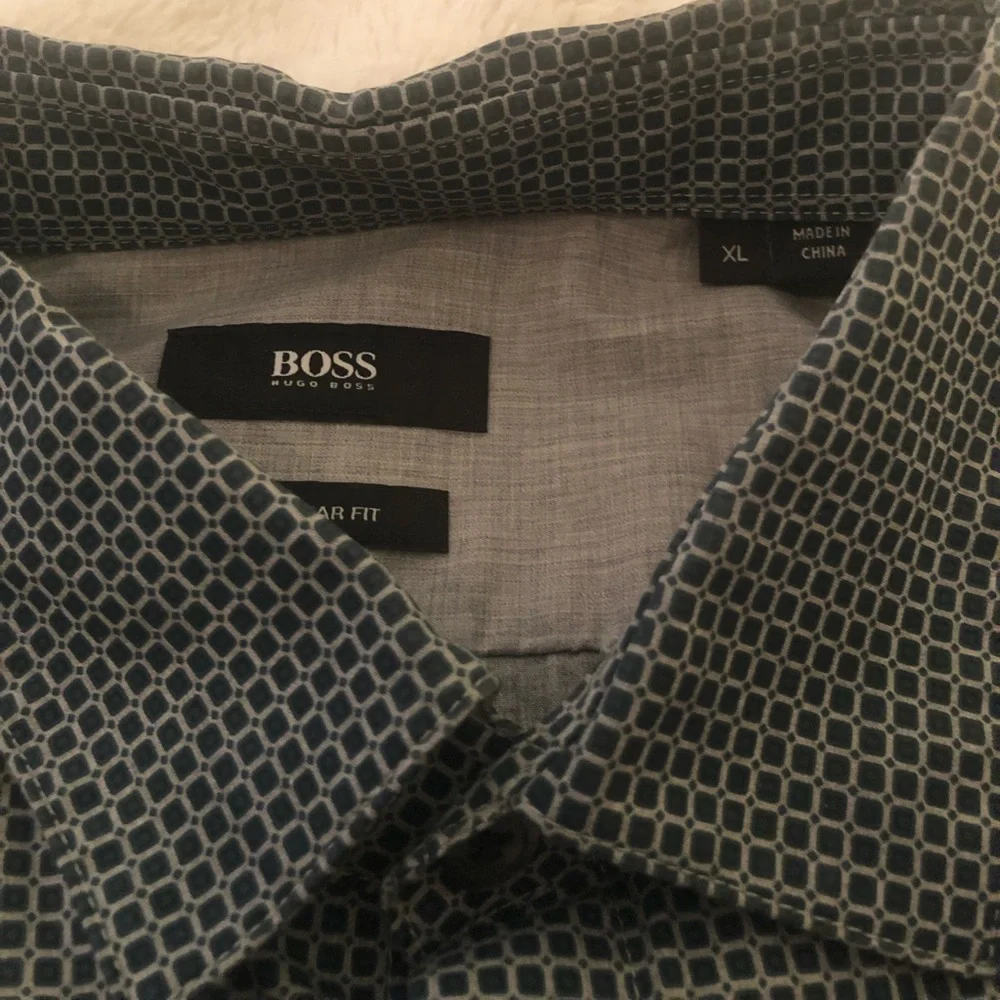 Hugo Boss Regular Fit pattern button down size XL - Picture 6 of 6